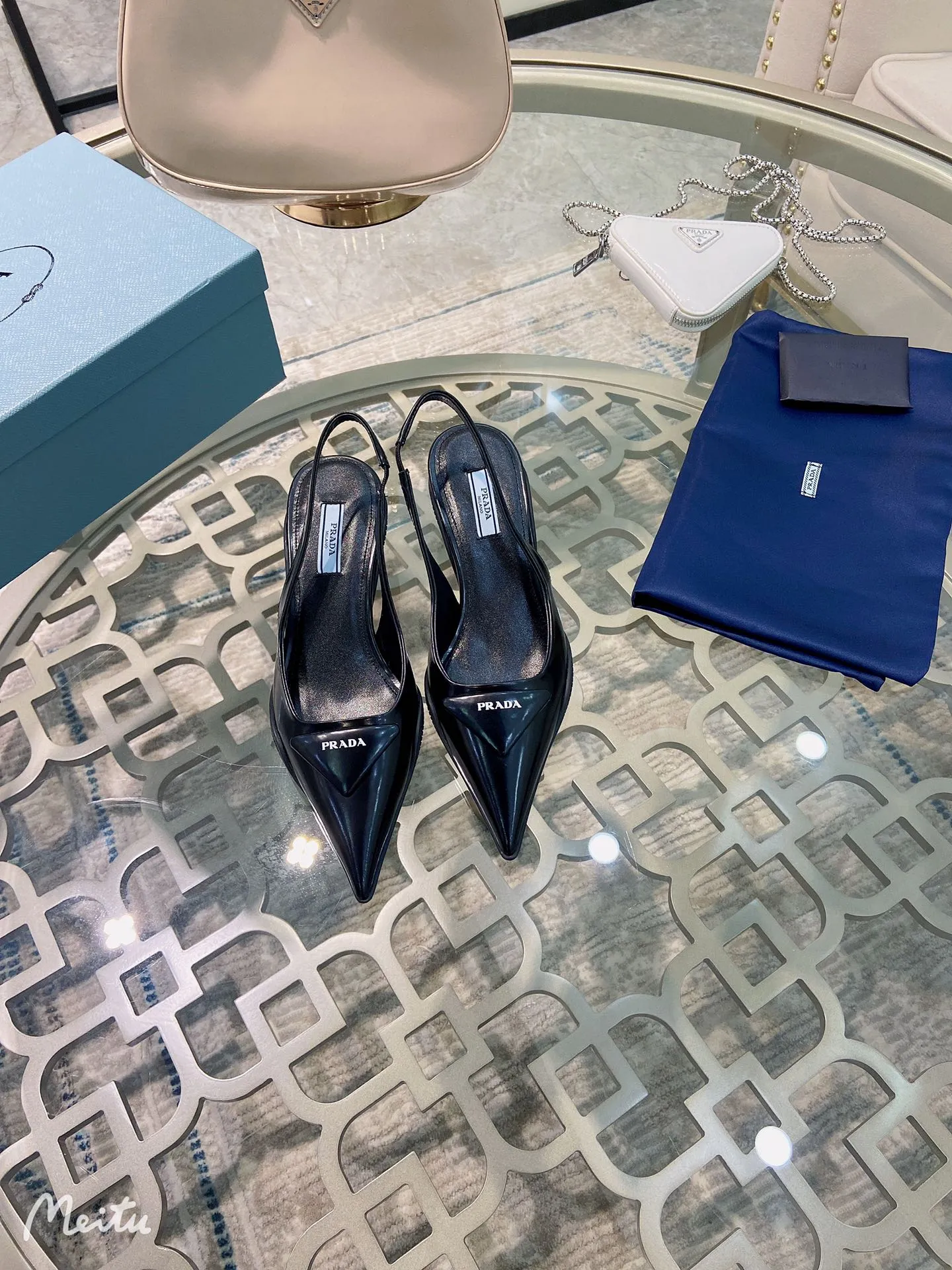 ✨Ex-factory price p480✨ Women's shoes, women's clothing ✨Ex-factory price pRADA ²⁰²¹𝐬𝐬Prada's new spring and summer products are coming with strength! ❣️The same style sandals as popular superstar Jin Chen, a fashionable and versatile nice item. The original shoes are developed and purchased from Italian counters. They are reproduced 1:1 according to the original taste. This year’s theme is not to be defined, embodying texture through simplicity💛From thick-soled sneakers to sawtooth short boots to 2021 kitten heels, everything reveals a sure-fire momentum... Combining gentleness and handsomeness, kitten heels are the finishing touch for little women❤️ Top-notch open-edge beaded cowhide with original 3D printing, triangle logo consistent with the original, wear-resistant t✨factory price PU outsole, goat leather lining, breathable and comfortable ads midsole. ⚛Heel height 3.0cm. ⚛Size: 34-39 (customized in 40 pieces) ⚛Original packaging accessories. ⚛Triangle deduction